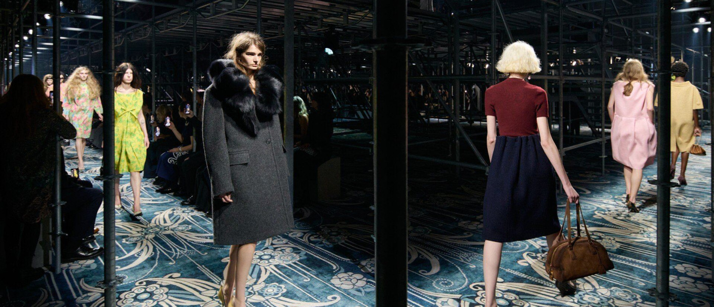 MFW: Το show της Prada ανέδειξε μία διαφορετική μορφή θηλυκότητας