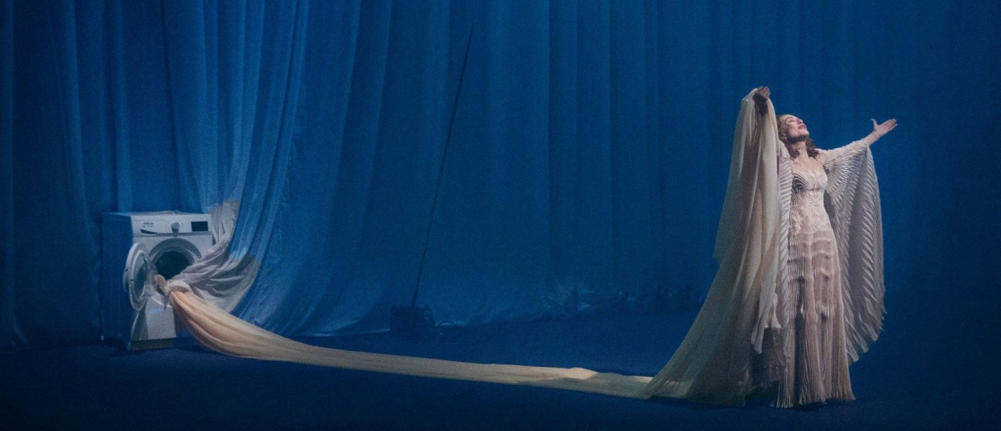 Ο Romeo Castellucci σκηνοθετεί την εμβληματική «Βερενίκη», αναδεικνύοντας στο απόλυτο βαθμό το ταλέντο της Isabelle Huppert
