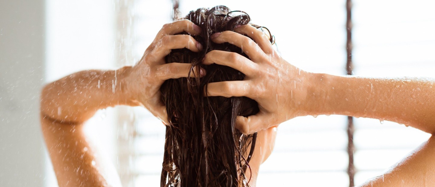 5 συνήθειες στο λούσιμο των μαλλιών σας που μπορούν να προκαλέσουν τριχόπτωση 