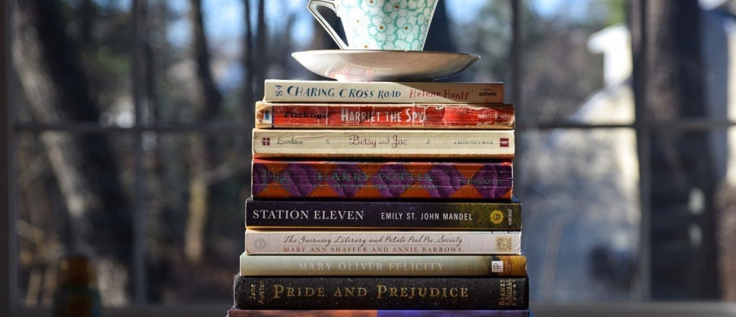 World Poetry Day: Οι κλασικές αλλά και σύγχρονες ελληνικές ποιητικές συλλογές που κάθε γενιά οφείλει να διαβάσει