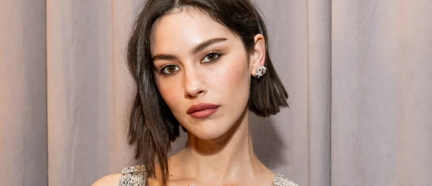 Η 10-Minute Routine της Gracie Abrams για λαμπερό, φρέσκο πρόσωπο 