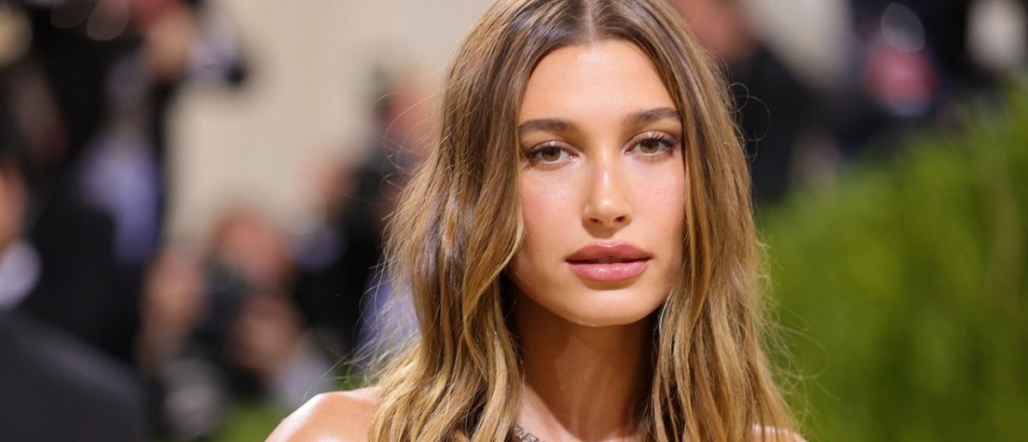 Η facialist της Hailey Bieber αποκαλύπτει τους «χρυσούς» κανόνες της για red carpet επιδερμίδα 