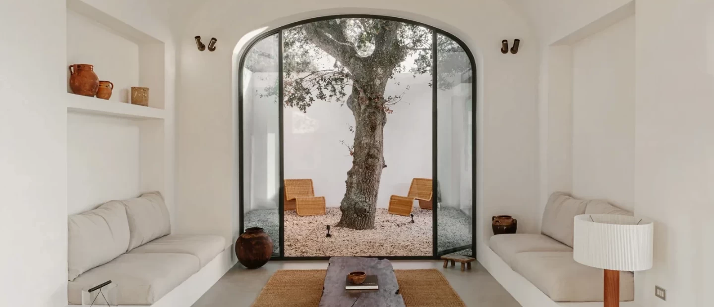 Στην Puglia, μία κατοικία και μια αιωνόβια βελανιδιά συνυπάρχουν σαν να έχουν δημιοθργηθεί η μία για την άλλη