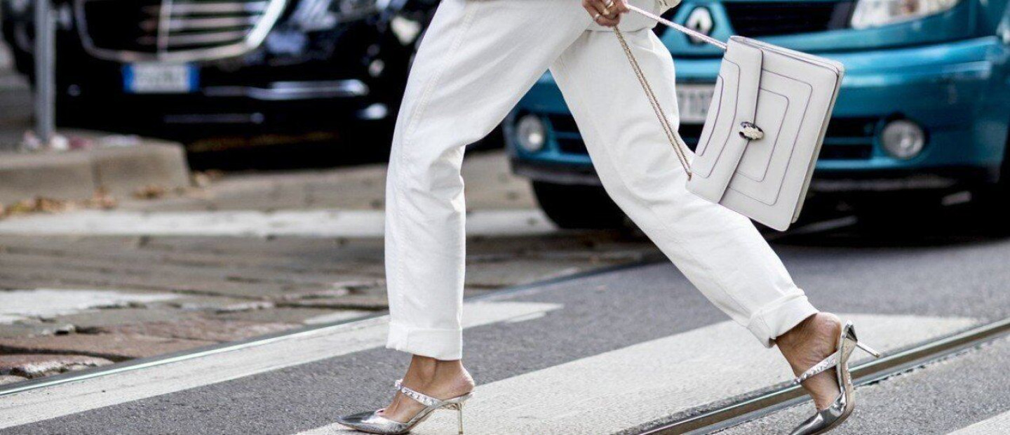 Λευκό τζιν την άνοιξη; Τα πιο stylish μυστικά για να το αναδείξετε
