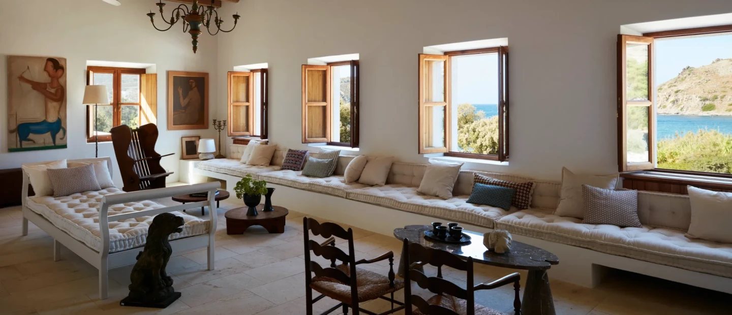 Μία σύγχρονη κατοικία στην Πάτμο «αποπνέει» διακριτική πολυτέλεια και αυθεντικότητα 