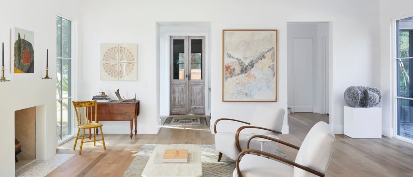 Λευκό και ξύλο: Όλα τα μυστικά πίσω από τον μαγικό συνδυασμό στη διακόσμηση 