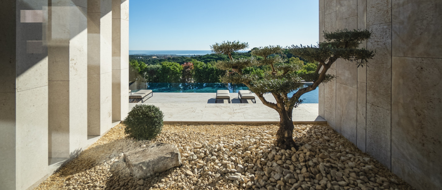 H βίλα Tai είναι ﻿ένα εντυπωσιακό παράδειγμα σύγχρονης αρχιτεκτονικής που ενσωματώνεται άψογα με το φυσικό περιβάλλον