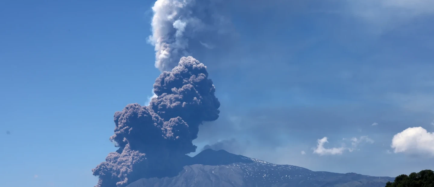 Έκρηξη στην Αίτνα: Ηφαιστειακή δραστηριότητα προκαλεί πανικό στη Σικελία