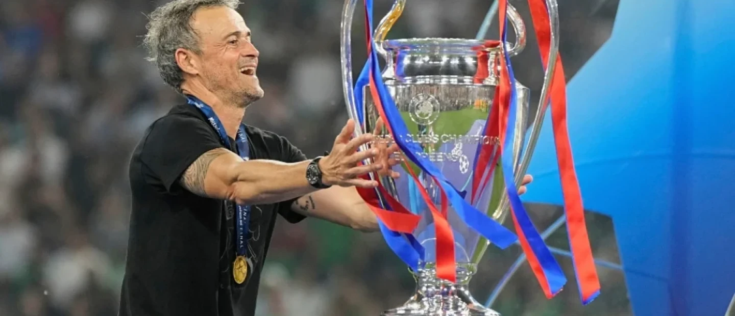 Luis Enrique: Γιατί όλος ο κόσμος σήμερα υποκλίνεται στον Ισπανό προπονητή της Paris Saint-Germain;