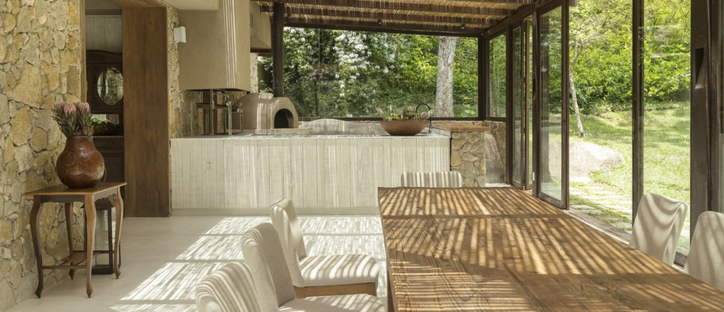 Μια nature-inspired κατοικία στη Βραζιλία γίνεται «ένα» με το καταπράσινο τοπίο γύρω της