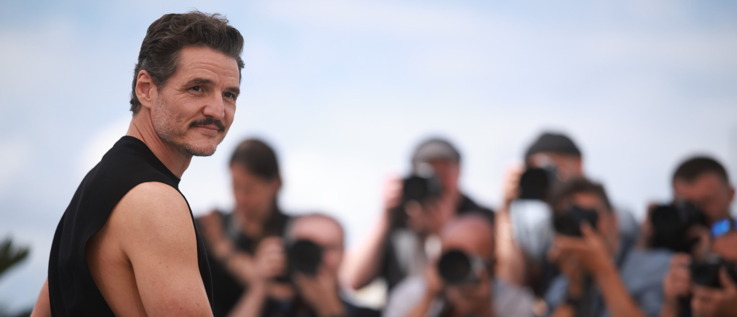 Από τη Χιλή στο Hollywood: Πώς ο Pedro Pascal εξελίχθηκε στον πιο stylish αντιήρωα που γυναίκες και άντρες θαυμάζουν