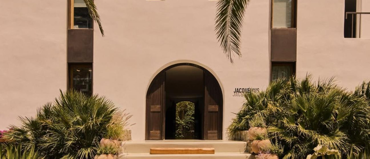O Jacquemus «αποβιβάζεται» στη Μύκονο όπου και ανοίγει τις πόρτες της boutique του