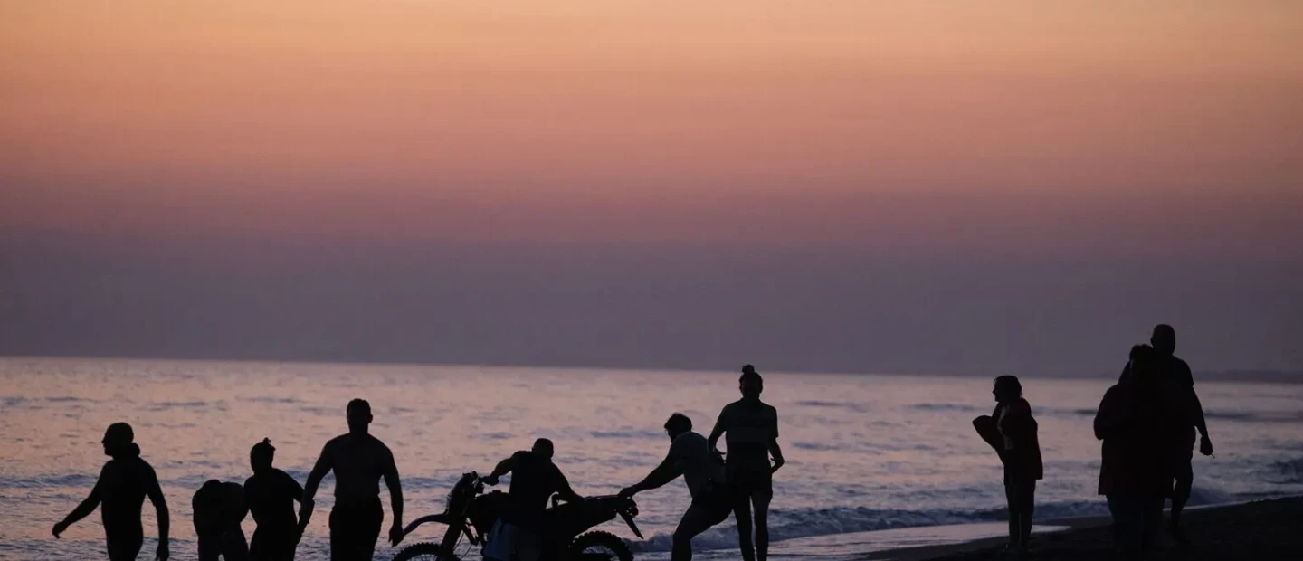 Παρακολουθήσαμε την ταινία «Οι Άγριες Μέρες μας» και αφεθήκαμε σε ένα σύμπαν πλημμυρισμένο από έντονα συναισθήματα και δυνατές εικόνες