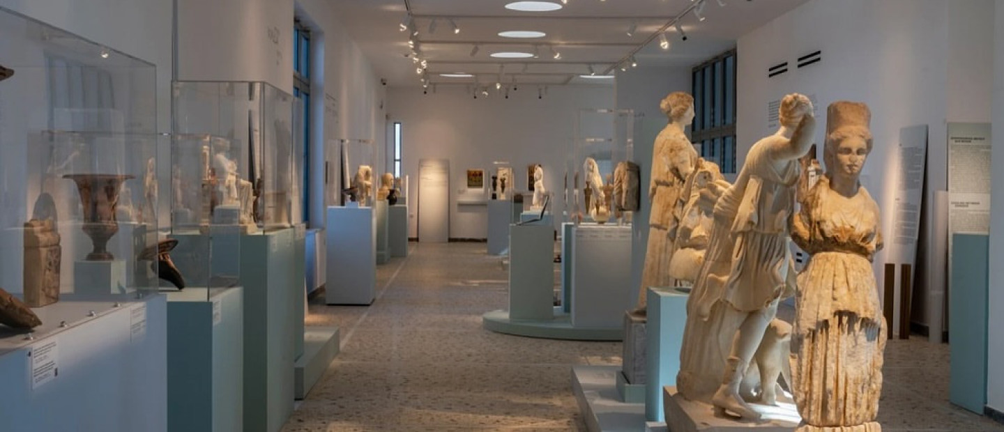 Σαντορίνη: Εγκαινιάστηκε το πλήρως ανακαινισμένο Αρχαιολογικό Μουσείο Θήρας με την εμβληματική έκθεση «Κυκλαδίτισσες: Άγνωστες ιστορίες γυναικών των Κυκλάδων»