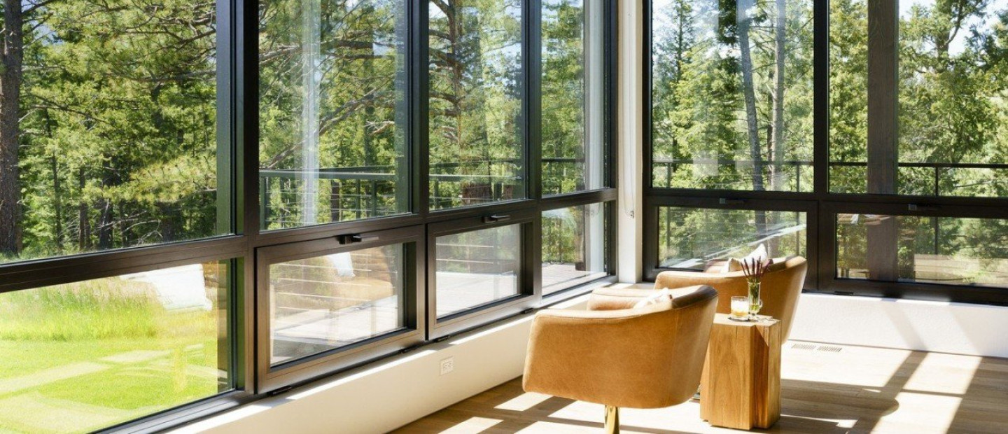 Μια μοντέρνα κατοικία στην καταπράσινη αγγλική εξοχή μετατρέπεται στο απόλυτο ησυχαστήριο