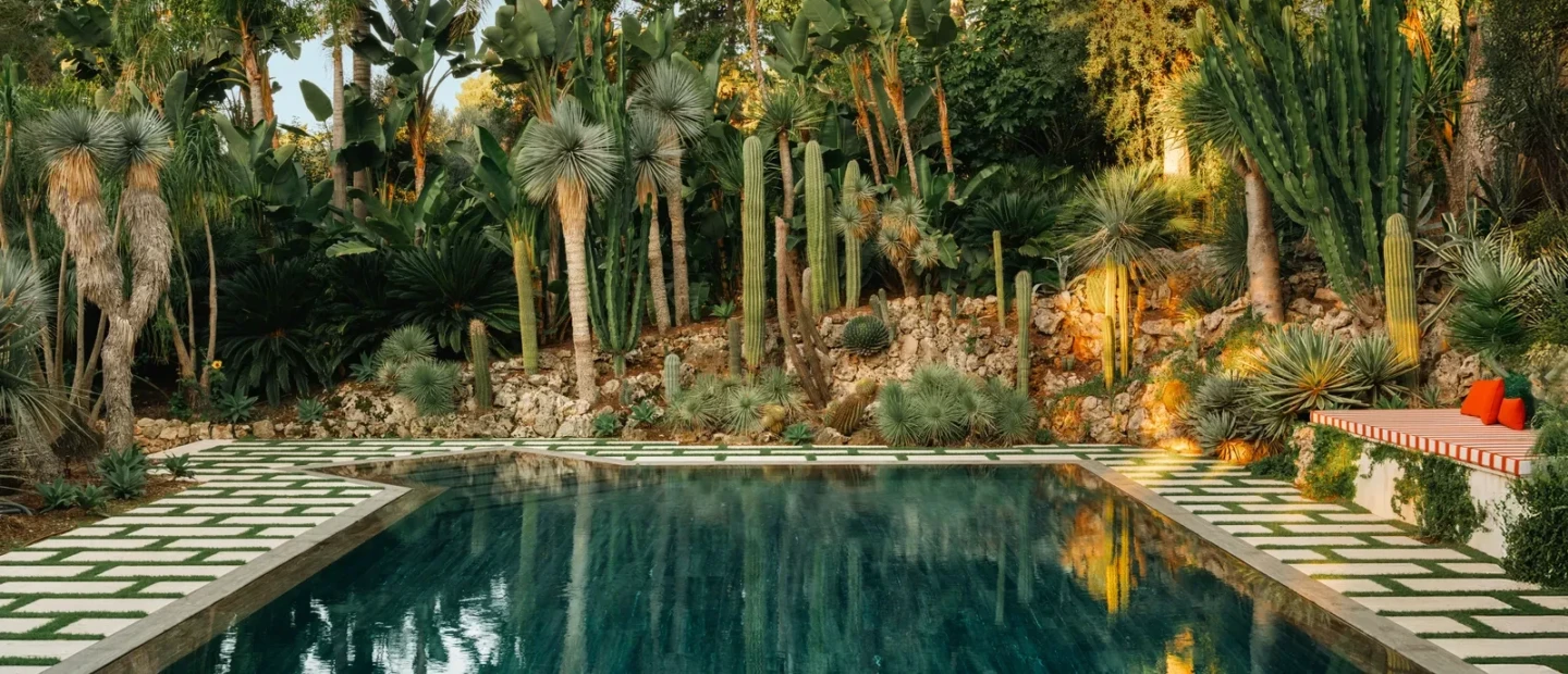 ﻿Μια αριστοκρατική καλοκαιρινή κατοικία στην Κυανή Ακτή, σχεδιασμένη με σύγχρονη κομψότητα