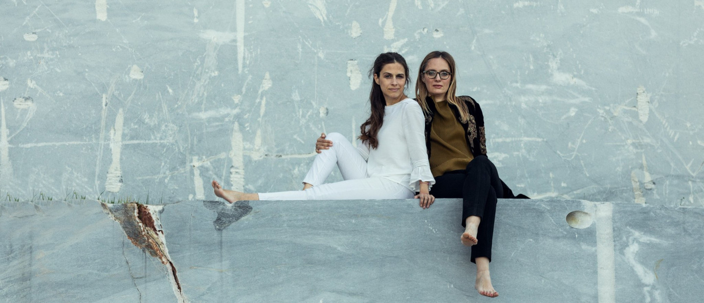 Το μάρμαρο μεταμορφώνεται στα χέρια της Ζωής και της Νίκης Μοσκόφογλου, υπηρετώντας μοναδικές αρχιτεκτονικές συνθέσεις