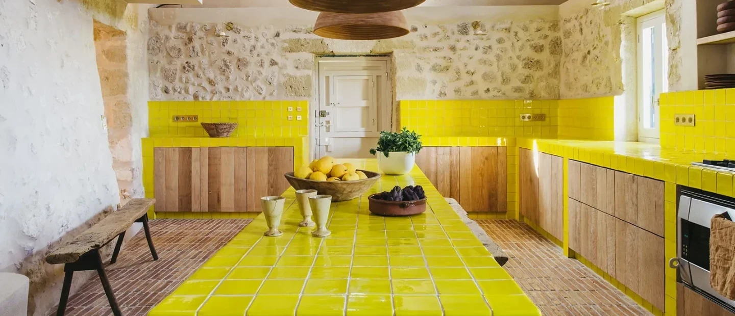 Το νέο στιλ στη διακόσμηση που «βάζει» τέλος στη μονοτονία με ένα μόνο χρώμα 