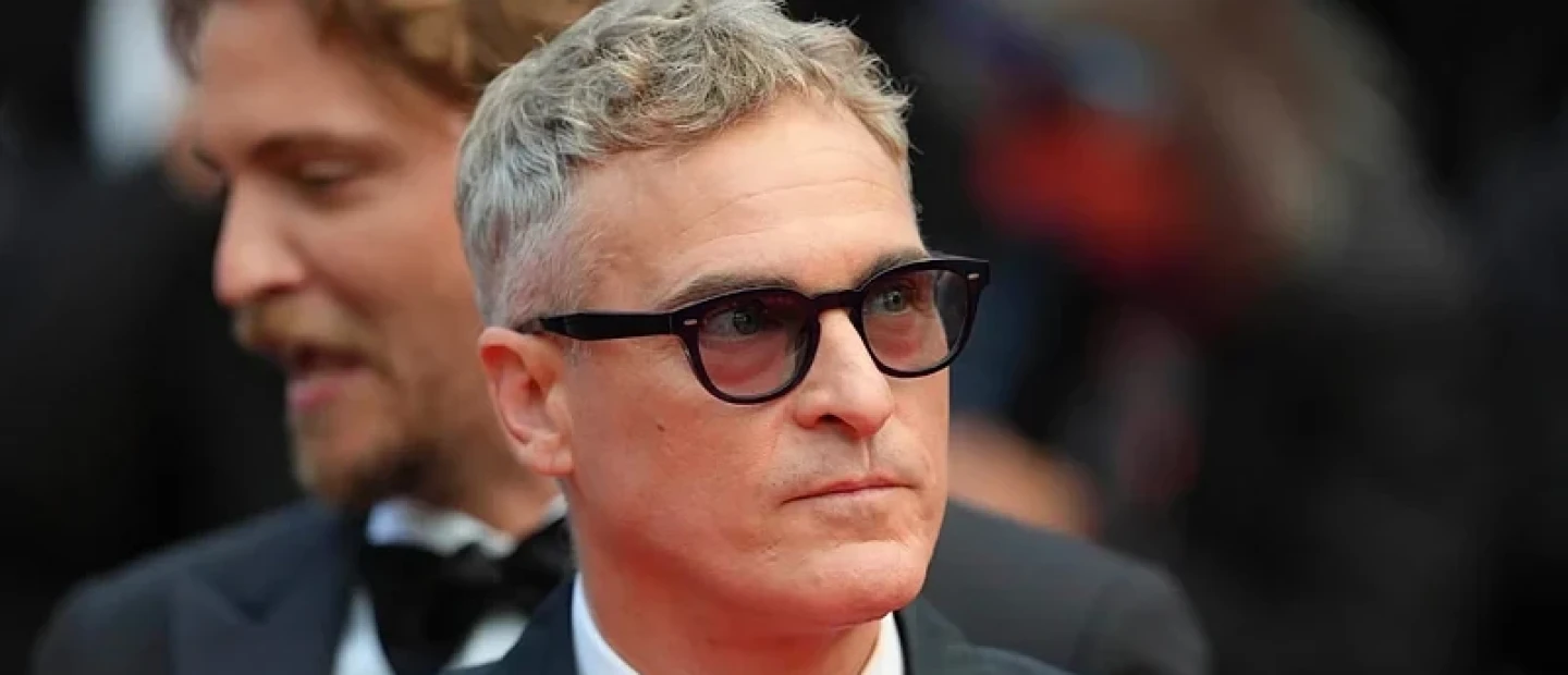 Ο Joaquin Phoenix δίνει μία σειρά απρόσμενων απαντήσεων στις ερωτήσεις του Stephen Colbert