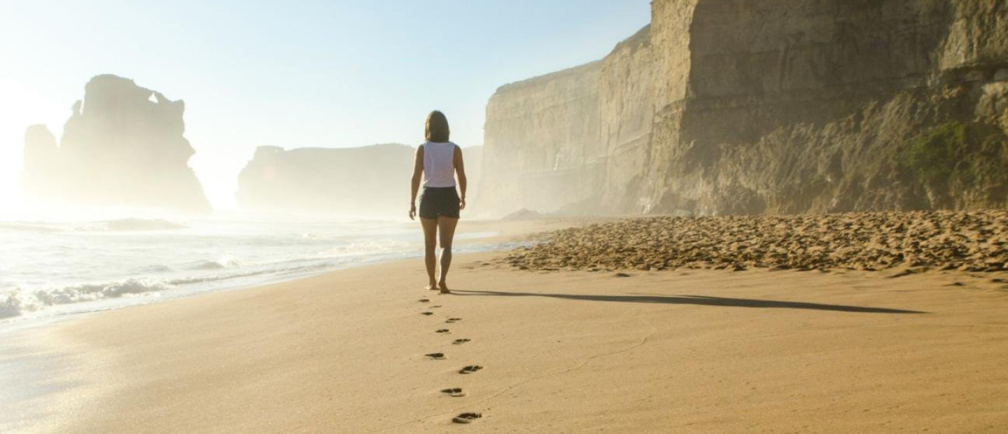 Το silent walking είναι ή νέα τάση  που μας ανακουφίζει από το χάος των σκέψεων μας