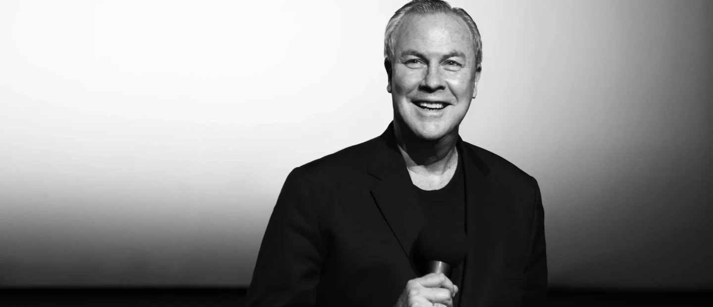 Έφυγε από τη ζωή ο σπουδαίος σκηνοθέτης και εικαστικός δημιουργός Robert Wilson, σε ηλικία 83 ετών