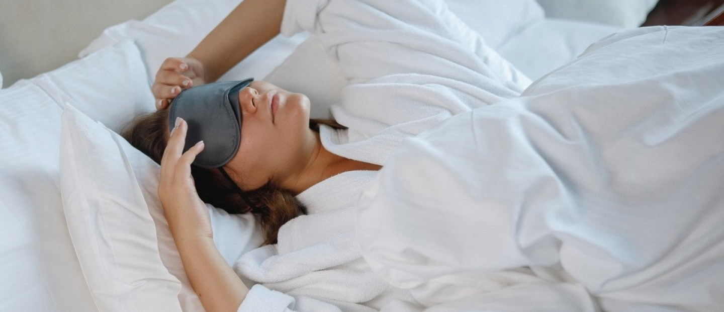 Ιδρώνετε έντονα το βράδυ και αναρωτιέστε γιατί; Κι όμως υπάρχει απάντηση και είναι πολύ απλή