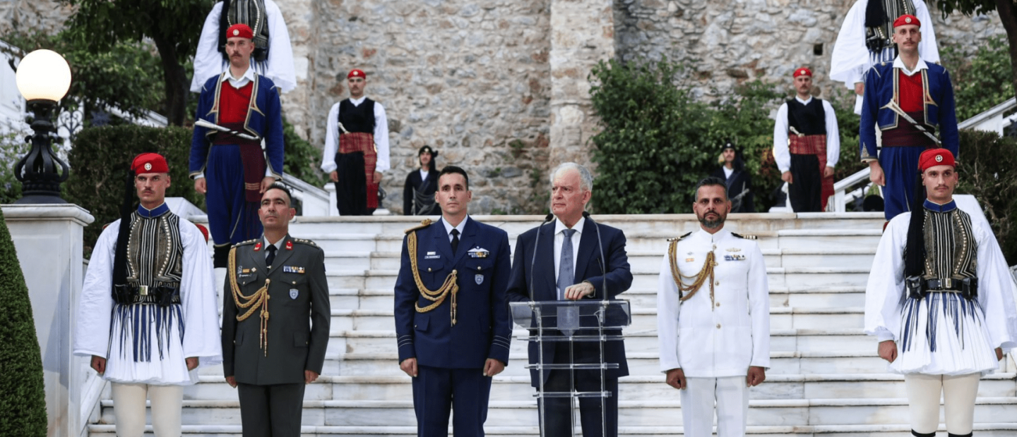 51 χρόνια από την αποκατάσταση της Ελληνικής Δημοκρατίας: Διπλός εορτασμός σε Αθήνα και Θεσσαλονίκη