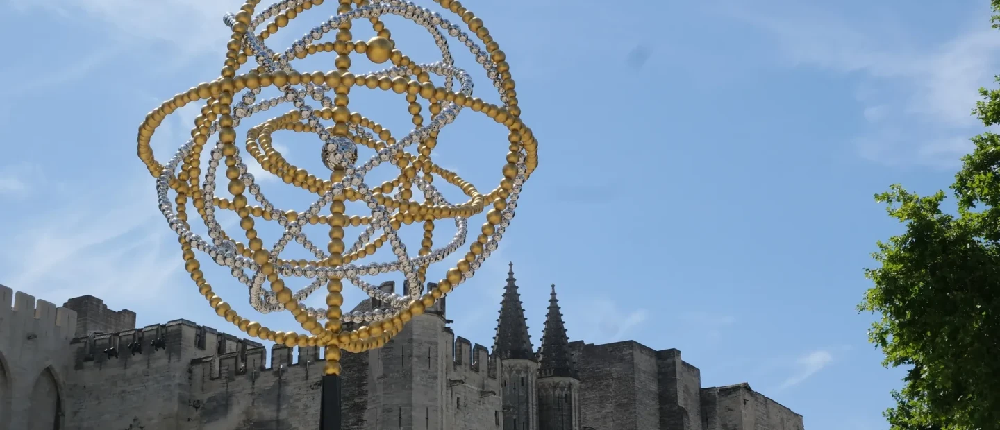 Ο γάλλος καλλιτέχνης Jean-Michel Othoniel «κατακτά» την Αβινιόν με τη μεγαλύτερη έκθεση της καριέρας του