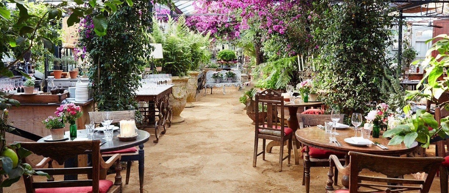 Τραπεζάκια έξω: Οι ωραιότερες αυλές της πόλης σας περιμένουν 