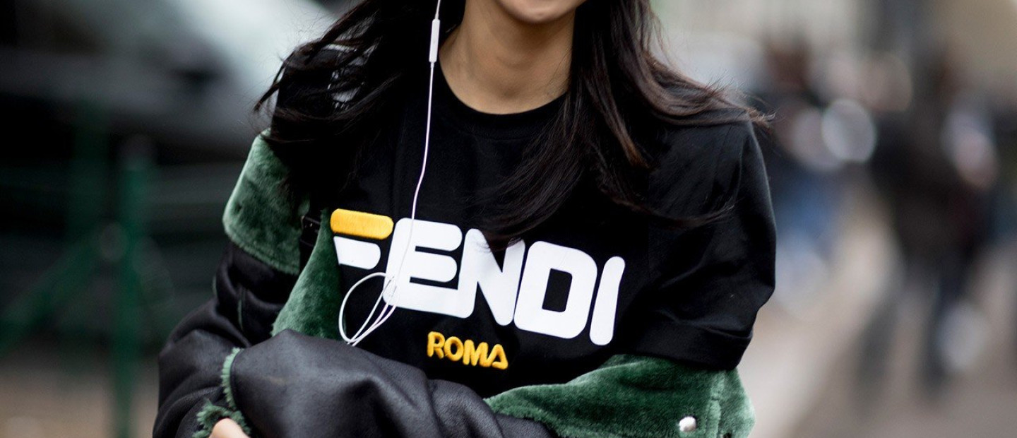 Υιοθετήστε το logomania trend που τρέλανε τα κορίτσια της μόδας