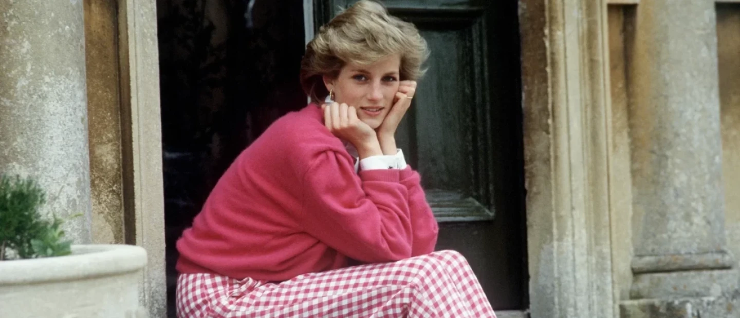 Άνοιξε η «χρονοκάψουλα» που είχε κρύψει η πριγκίπισσα Diana στο Λονδίνο 34 χρόνια πριν