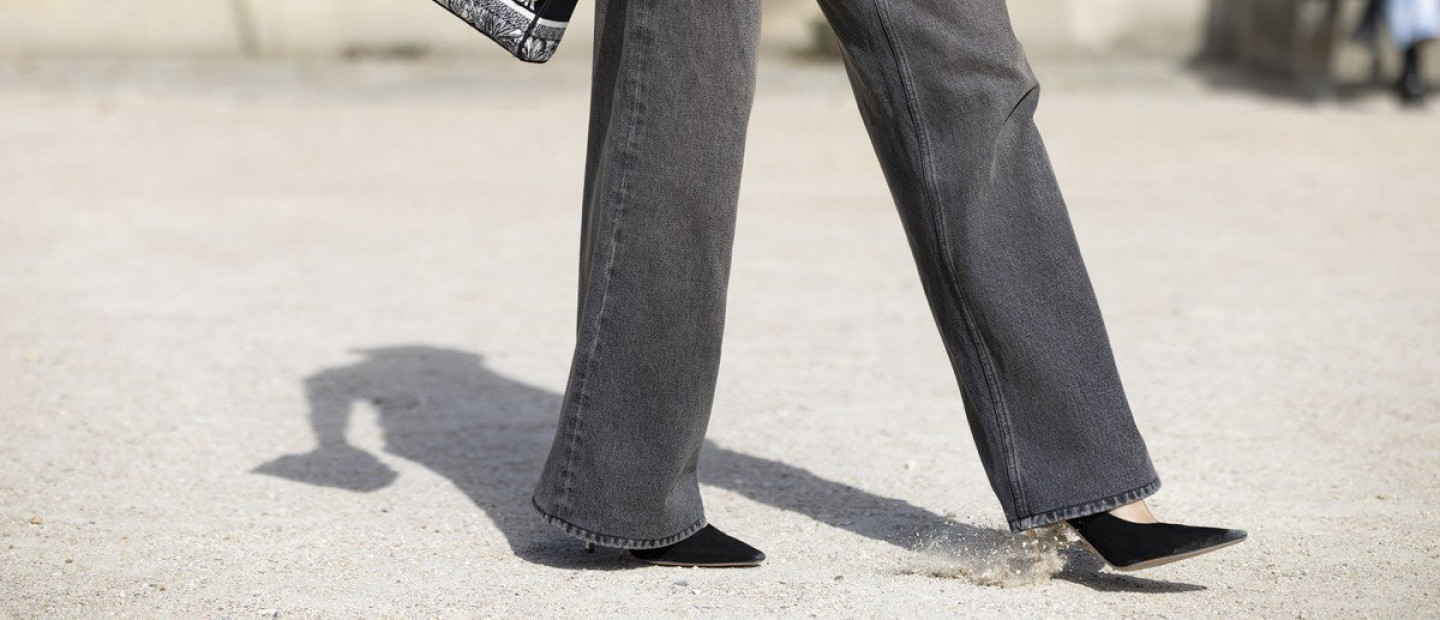 Τα denim pants που θα μετατραπούν στην καθημερινή μας επιλογή τη μεταβατική περίοδο