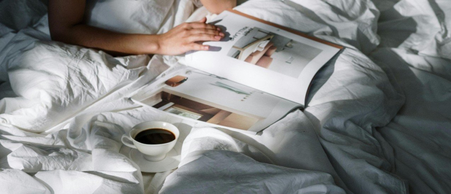 Fika: Τι μας διδάσκει η σουηδική φιλοσοφία για την αυτοφροντίδα μέσα από... τον καφέ;