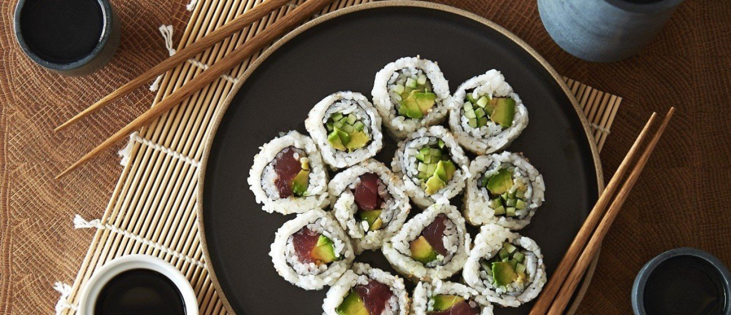 Sushi στην παγοθήκη; Κι όμως, ο Άκης Πετρετζίκης μάς δείχνει πώς να το φτιάξουμε εύκολα και με λίγα υλικά