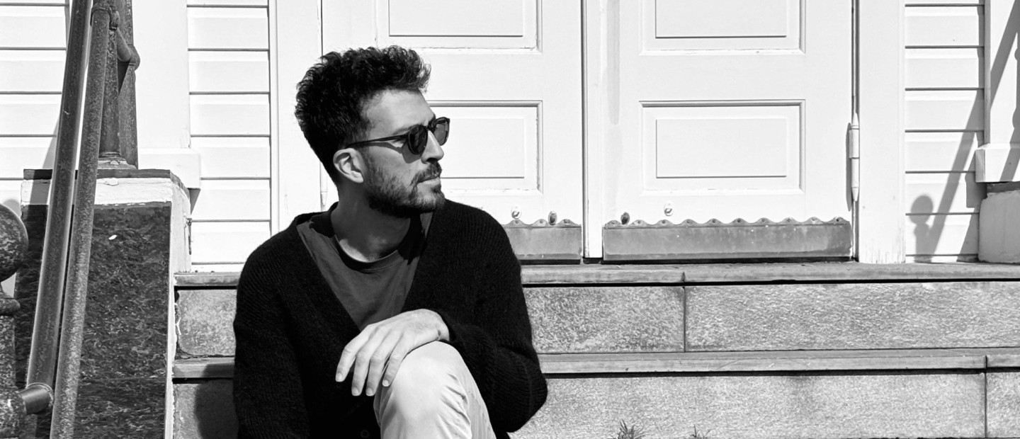 SKG Stories: Ο συνθέτης Μάνος Μυλωνάκης μάς εισάγει στον μουσικό του κόσμο που ταξιδεύει πέρα από τα σύνορα