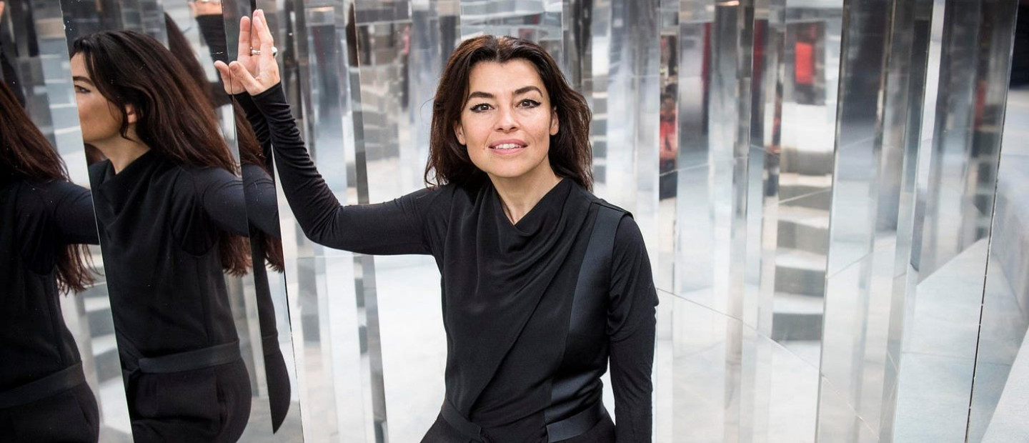 Πώς η απίθανη καριέρα της Es Devlin την κάνει να διεκδικεί επάξια τον τίτλο της κορυφαίας σκηνογράφου στον κόσμο