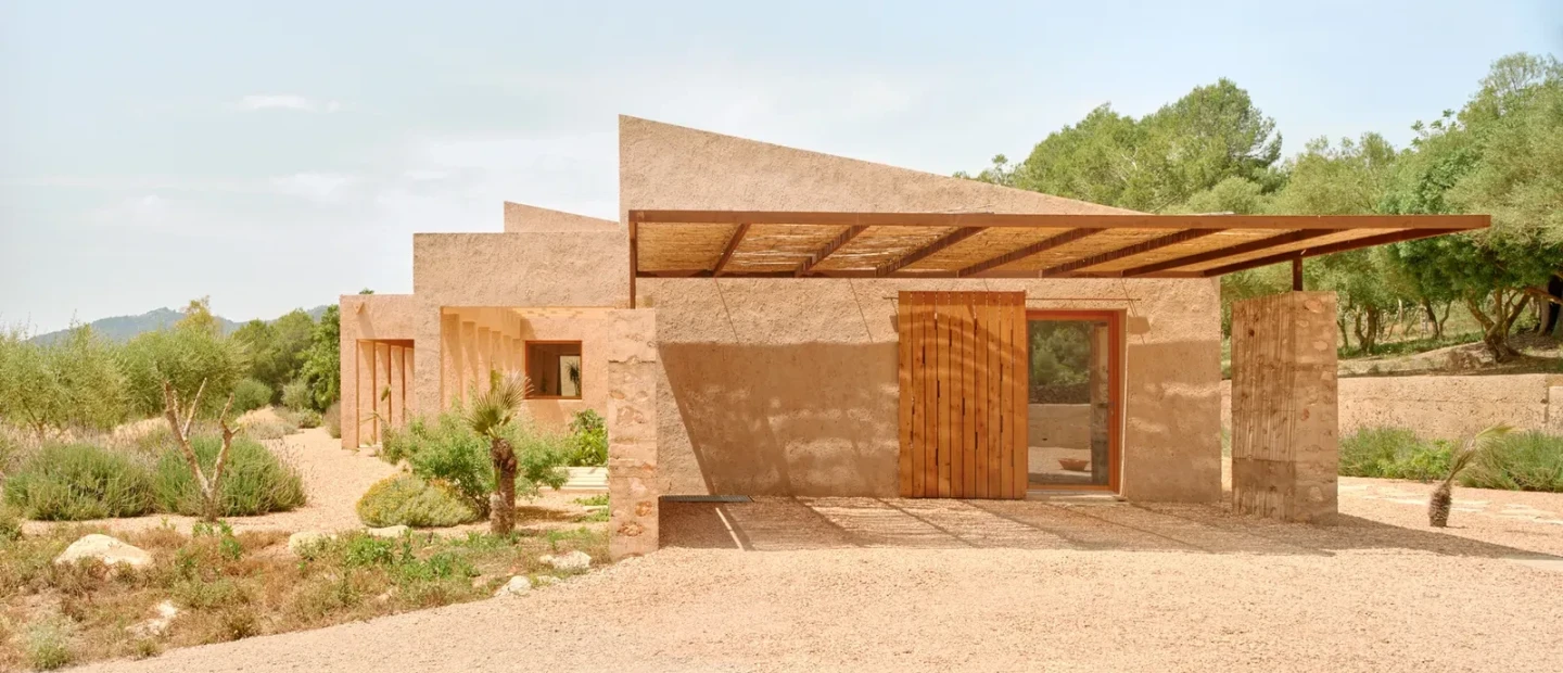 Η μεσογειακή απλότητα και η ισπανική παράδοση ενώνονται σε αυτή τη κατοικία στη Μαγιόρκα