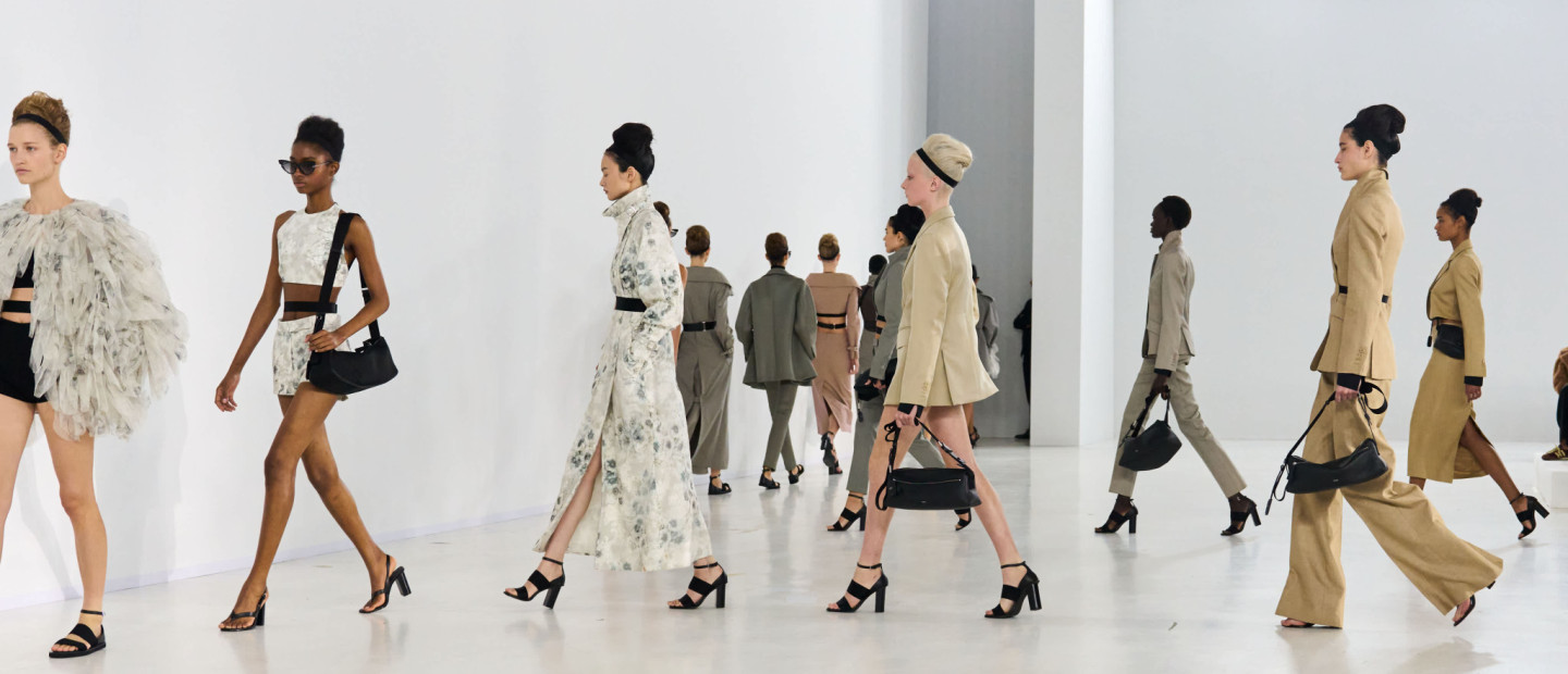 MFW SS26: Στη νέα συλλογή της Max Mara η ροκοκό φαντασία συναντά τον σύγχρονο μινιμαλισμό