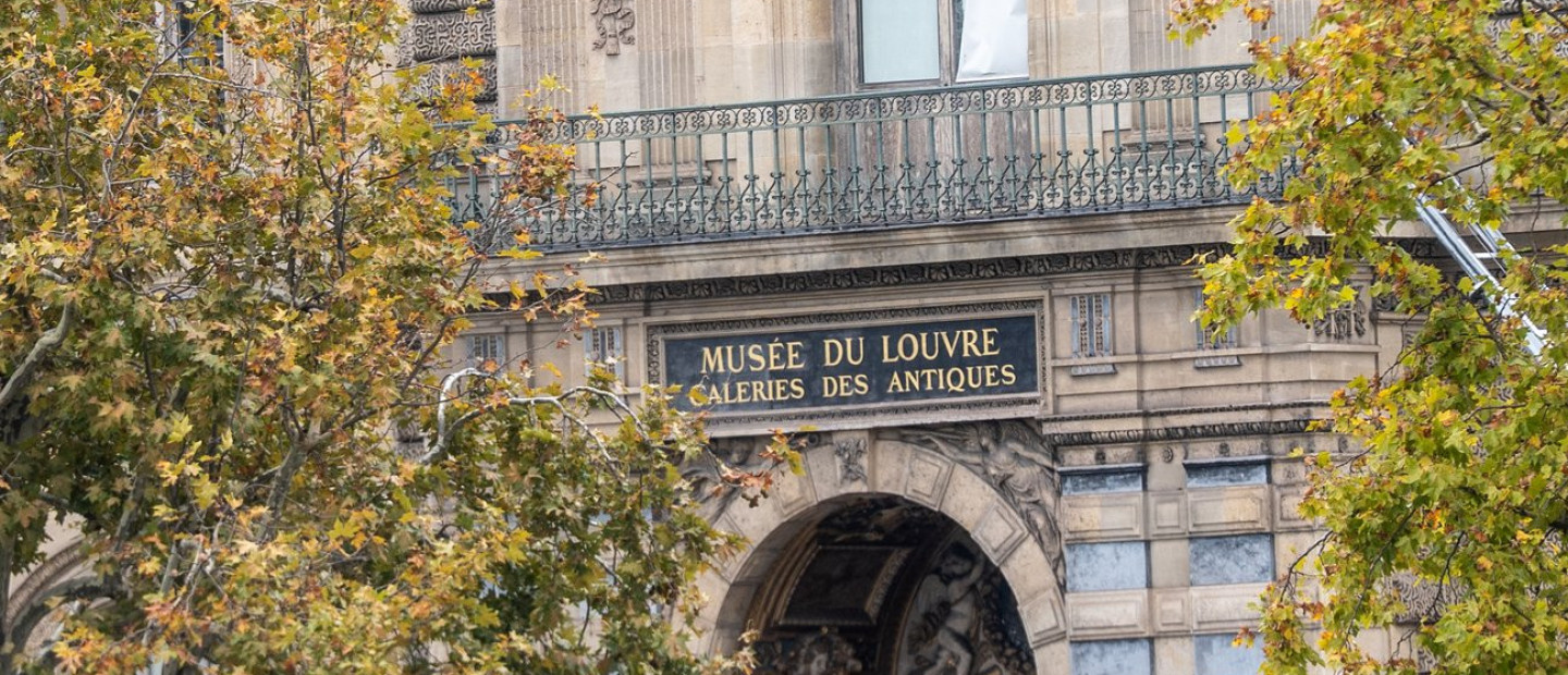 Κλοπή στο Λούβρο - The Update: Τι υποστηρίζουν οι γαλλικές αρχές για τη «ληστεία της δεκαετίας»