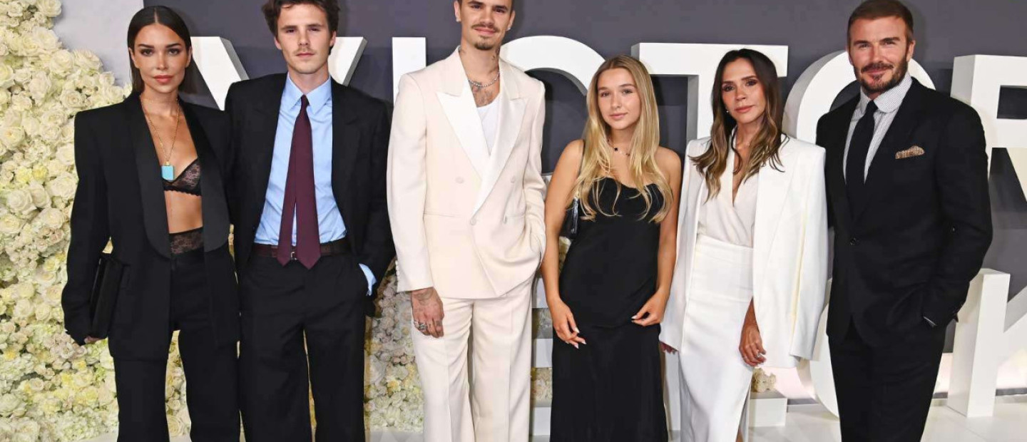 Η λαμπερή πρεμιέρα της νέας σειράς της Victoria Beckham στο Λονδίνο και η επασύνδεση των Spice Girls