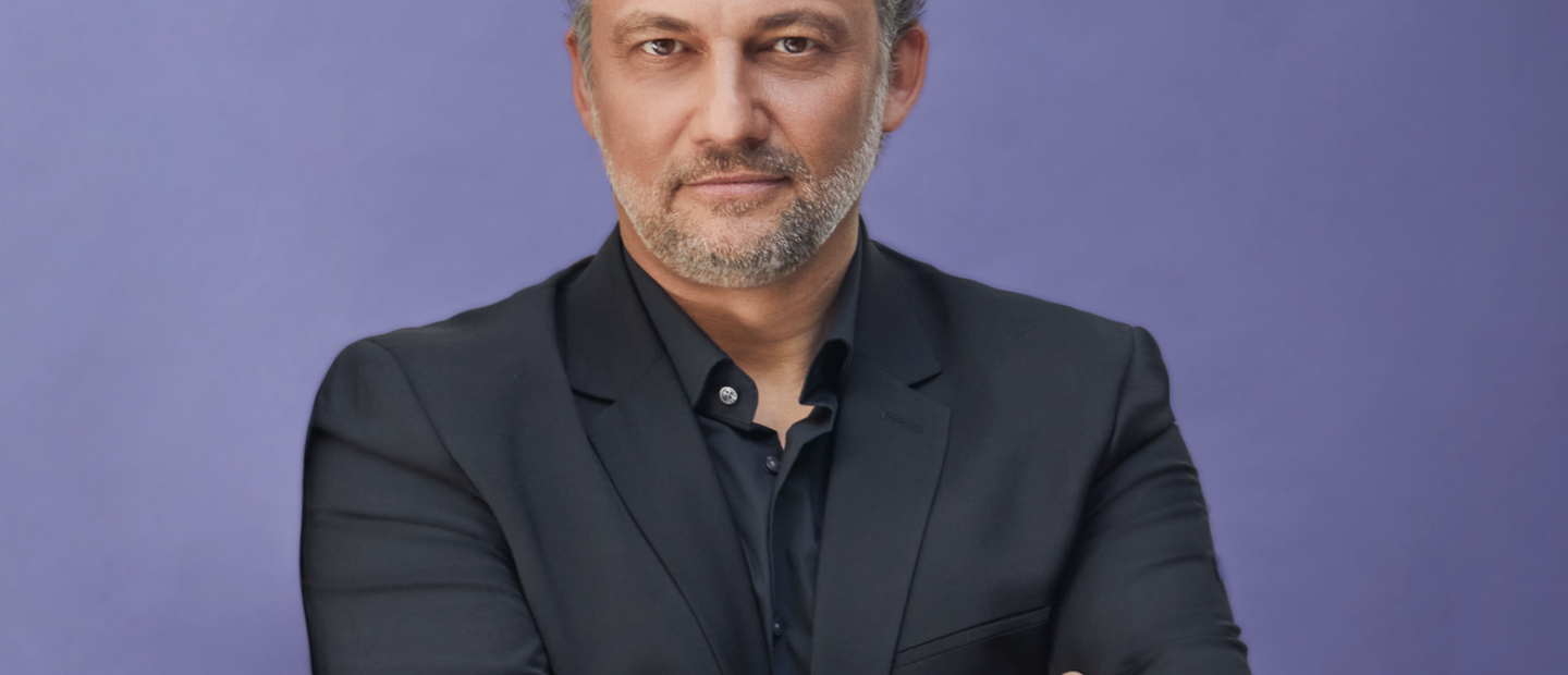 Ο Jonas Kaufmann συζητά αποκλειστικά μαζί μας για το μαγικό κόσμο της όπερας με αφορμή την πρώτη του εμφάνιση στη Θεσσαλονίκη