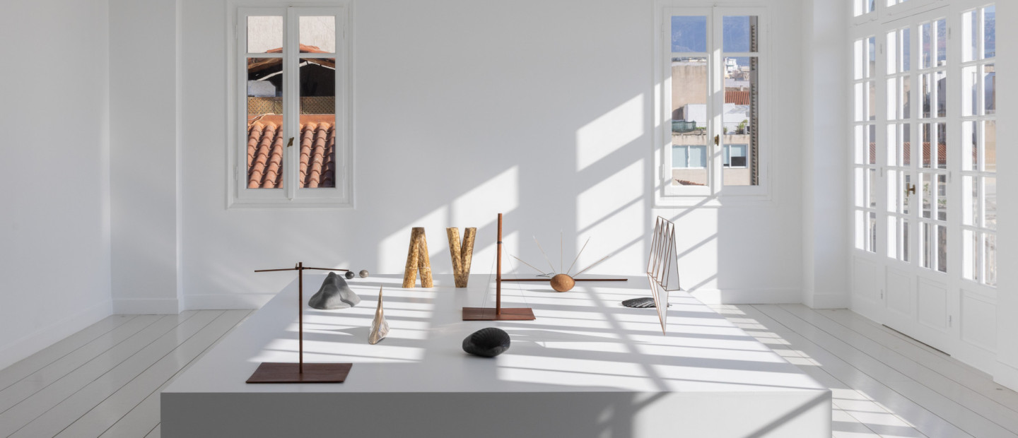 Η πρώτη ατομική έκθεση του Μιχάλη Αναστασιάδη στην Ελλάδα είναι γεγονός: Ο κορυφαίος Κύπριος designer παρουσιάζει τα νέα έργα του στην γκαλερί Melas Martinos