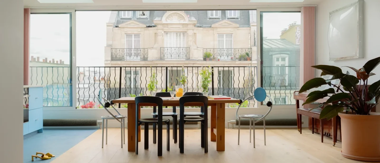 Αυτό το διαμέρισμα σε διατηρητέο κτήριο του Παρισιού υμνεί τα χρώματα και το σύγχρονο σχέδιο