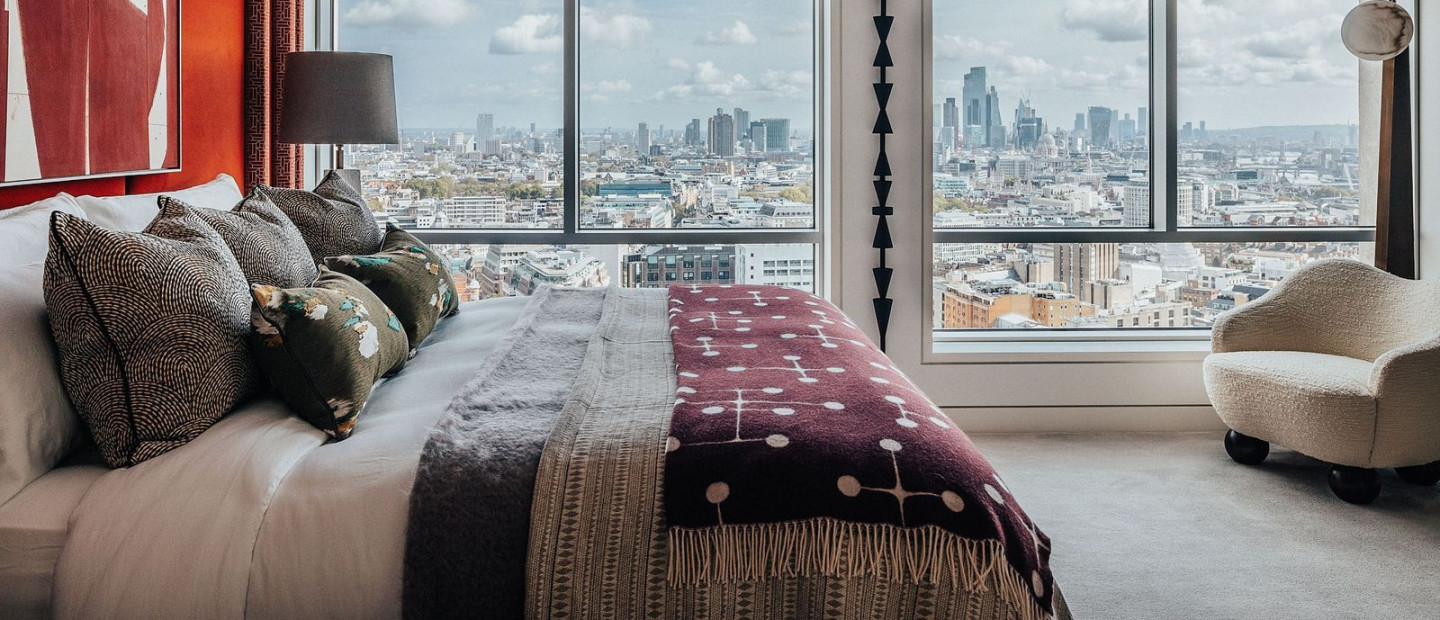 Μια κατοικία στο Centre Point του Λονδίνου μεταμορφώνει τον μπρουταλισμό σε έναν ύμνο χρώματος και τέχνης 