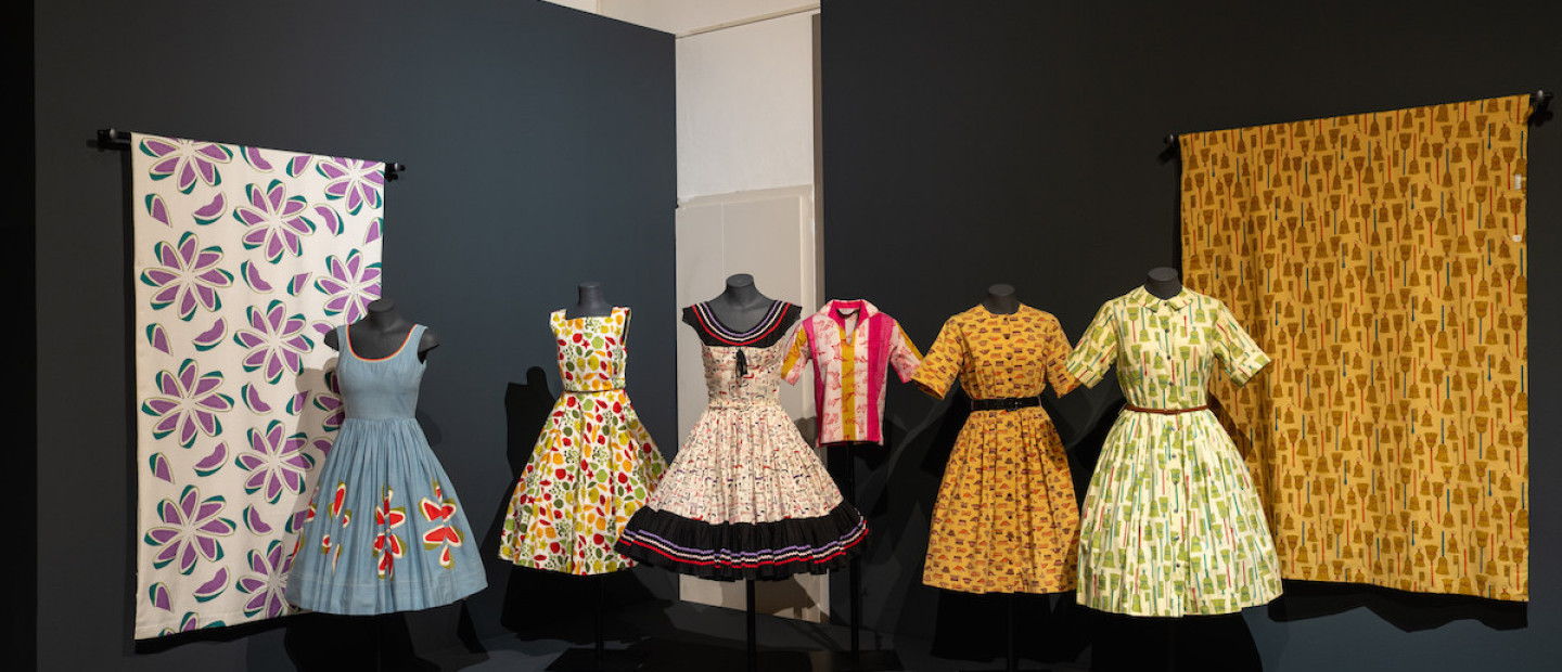 Η άγνωστη πλευρά του Andy Warhol: Η έκθεση που συνδυάζει τα υφάσματα με την Pop Art