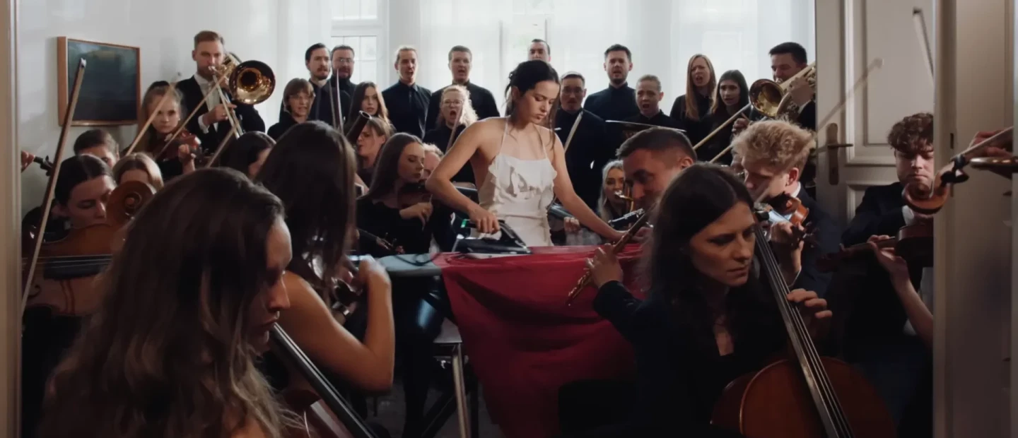 Η Rosalía κυκλοφόρησε το νέο της τραγούδι, Berghain, με ένα video clip που εντυπωσιάζει και styling που ξεχωρίζει