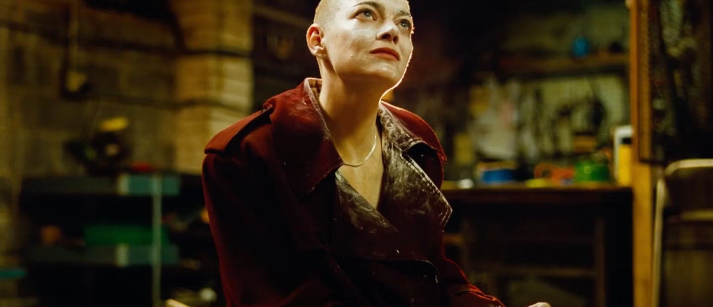 Bugonia: Παρακολουθήσαμε το αλλόκοτο καθρέφτισμα της εποχής μας στη νέα ταινία του Γιώργου Λάνθιμου