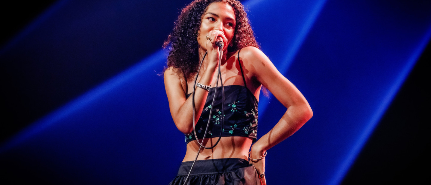 She Is The Moment: Γιατί η Olivia Dean είναι το πρόσωπο της pop σκηνής για το 2025;