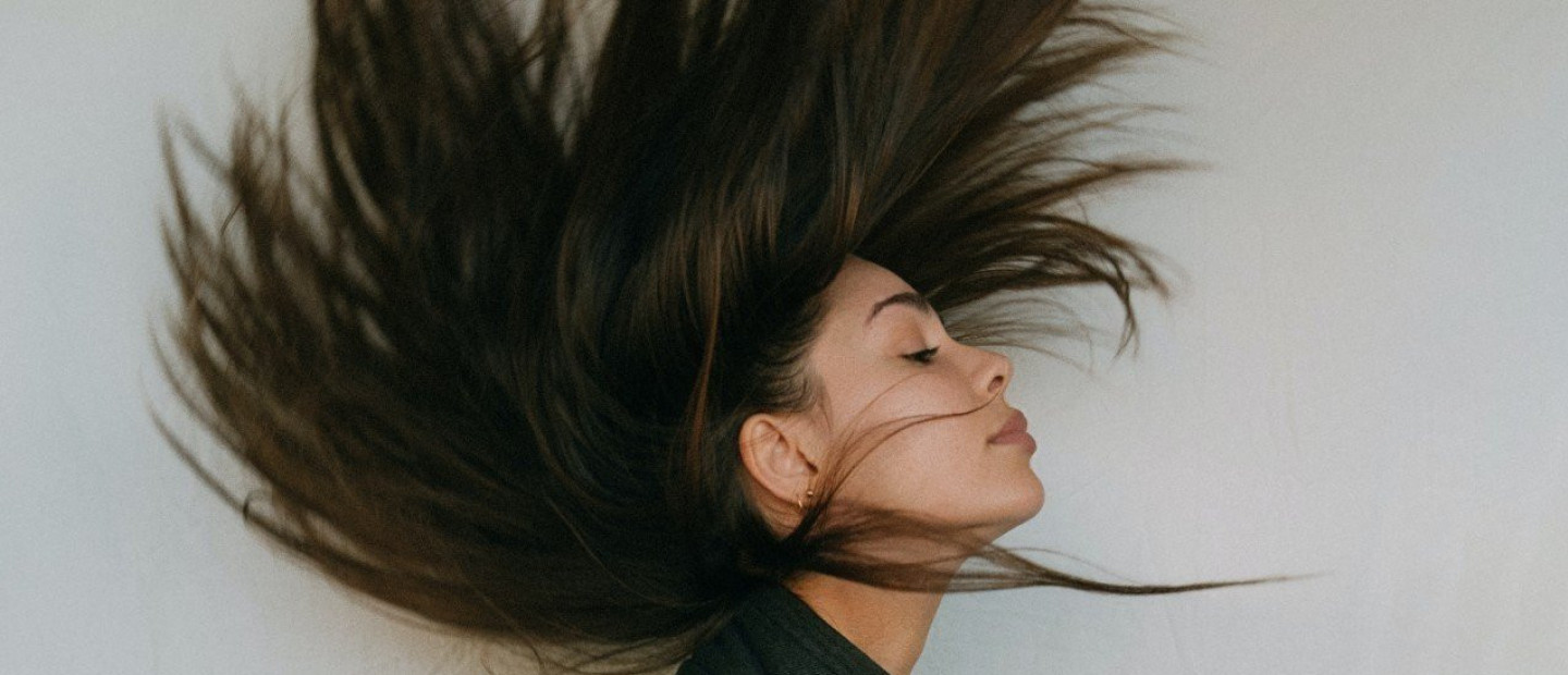 Ταλαιπωρείστε κι εσείς από την εποχική τριχόπτωση; Έτσι μπορείτε να την αντιμετωπίσετε αποτελεσματικά