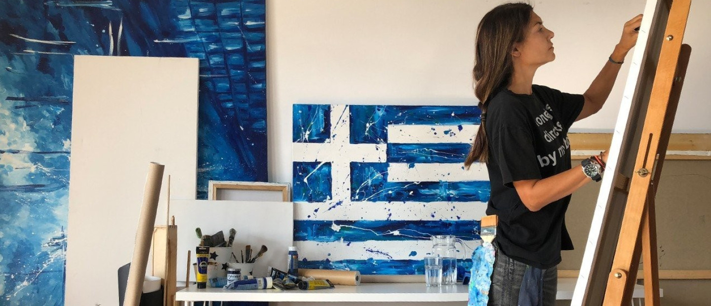 Με αφορμή το pop-up event «SUPER HEARTS» που πραγματοποιείται σήμερα στη Θεσσαλονίκη, ανατρέχουμε στην εντυπωσιακή καλλιτεχνική πορεία της Καρολίνας Ροβύθη 